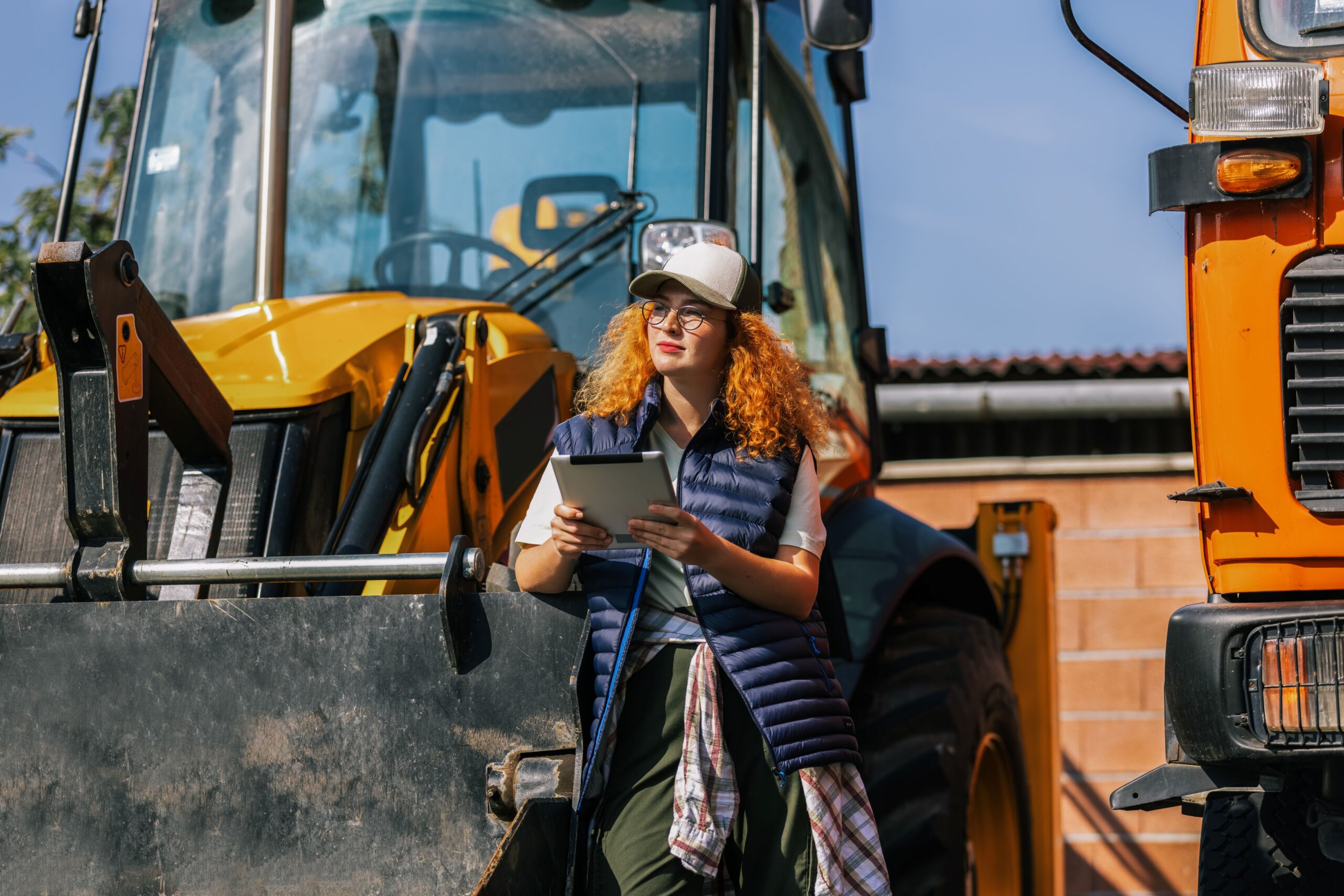 Landwirtin überprüft mit Tablet die Ersatzteile und den Oberlenker für Landmaschinen anhand einer Checkliste