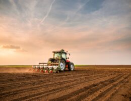 Traktor bei der Feldarbeit mit angebautem Oberlenker