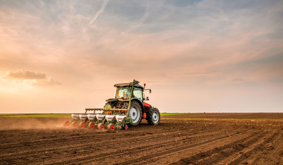 Traktor bei der Feldarbeit mit angebautem Oberlenker
