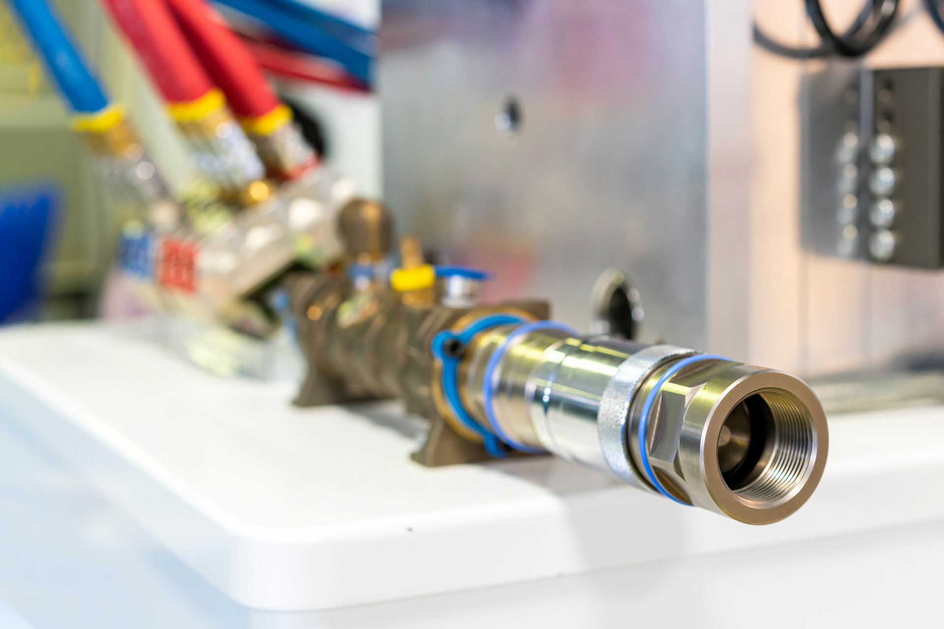 Montierte Schnellkupplung an Hydraulikleitung mit mehreren farbcodierten Schlaeuchen
