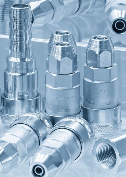 Schnellkupplungen aus Metall in Reihe aufgestellt für Druckluft und Hydrauliksysteme