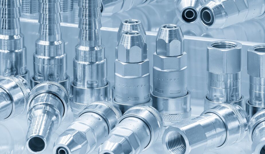 Schnellkupplungen aus Metall in Reihe aufgestellt für Druckluft und Hydrauliksysteme